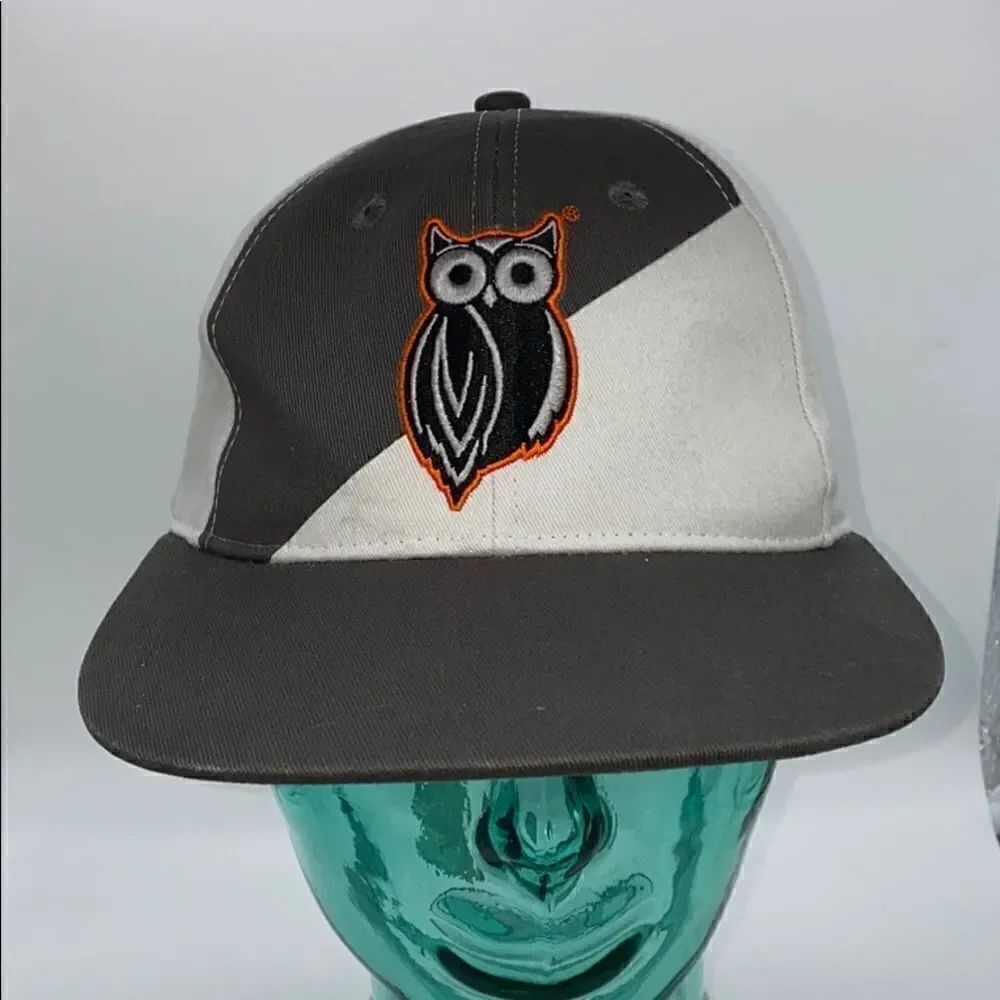 Hooters SnapBack Baseball Cap - Picture 2 of 9